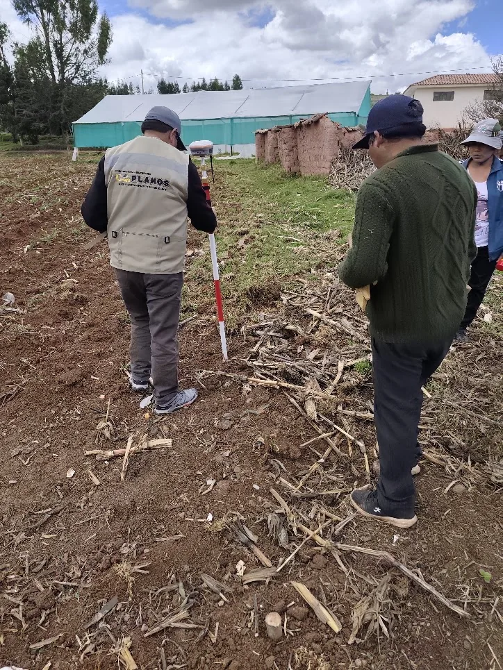 Técnico de CONPLANOS midiendo con equipo GNSS en un terreno